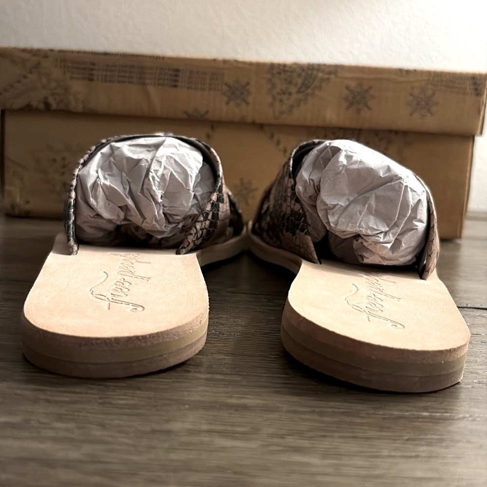 NIB [Free People] Rio Vista Brown Snake Slip-On Sandals Womens EU 36 / US 5.5 - Picture 10 of 15